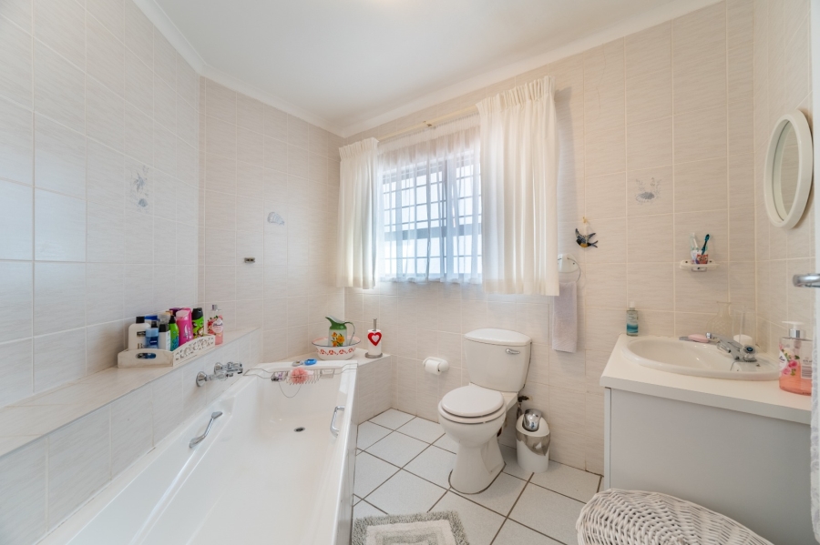 7 Bedroom Property for Sale in Wavecrest Eastern Cape
